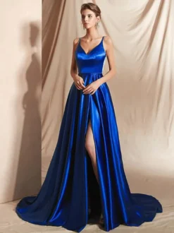 Robe de soirée trapèze en satin à col en V et traîne fendue sur le devant idéale pour les fêtes.