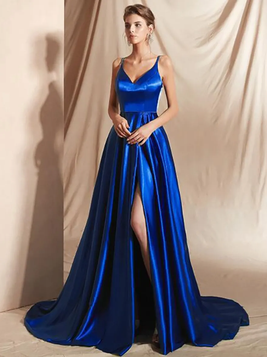 Robe de soirée trapèze en satin à col en V et traîne fendue sur le devant idéale pour les fêtes.