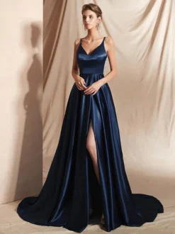 Robe de soirée trapèze en satin à col en V et traîne fendue sur le devant idéale pour les fêtes.