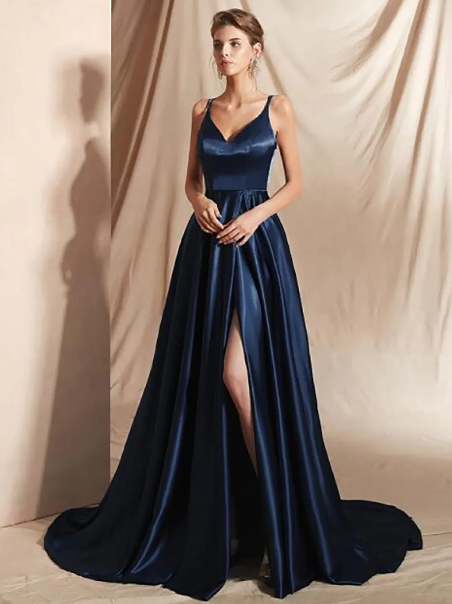 Robe de soirée trapèze en satin à col en V et traîne fendue sur le devant idéale pour les fêtes.