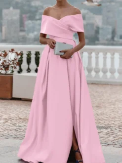 Robe de soirée trapèze en satin à épaules dénudées et traîne plissée pour dîner formel.