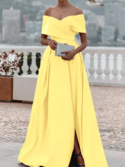Robe de soirée trapèze en satin à épaules dénudées et traîne plissée pour dîner formel.