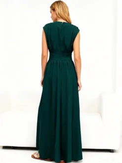 Robe de soirée vert émeraude cintrée et élégante avec jupe plissée parfaite pour les événements formels.
