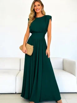 Robe de soirée vert émeraude cintrée et élégante avec jupe plissée parfaite pour les événements formels.