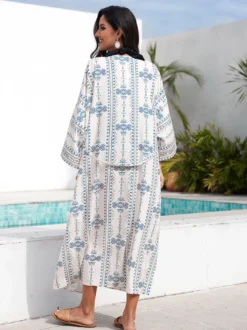 Robe de vacances imprimée bleu ciel clair à manches longues et ceinture à volants