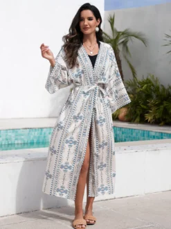 Robe de vacances imprimée bleu ciel clair à manches longues et ceinture à volants