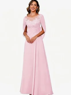 Robe d'invitée pour la mère de la mariée décolleté illusion manches mi-longues coupe trapèze en dentelle longueur au sol idéale pour un mariage.