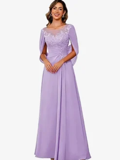 Robe d'invitée pour la mère de la mariée décolleté illusion manches mi-longues coupe trapèze en dentelle longueur au sol idéale pour un mariage.