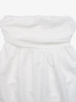 Robe d'été blanche courte sans manches style mini idéale pour une soirée en amoureux.