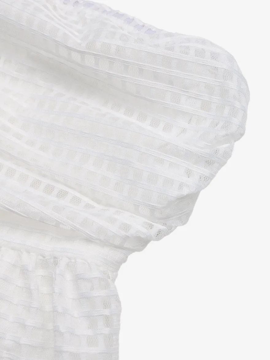 Robe d'été blanche courte sans manches style mini idéale pour une soirée en amoureux.