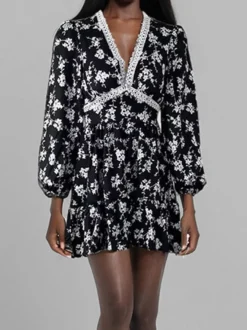 Robe d'été blanche élégante à manches longues et imprimé floral col en V idéale pour un rendez-vous galant.