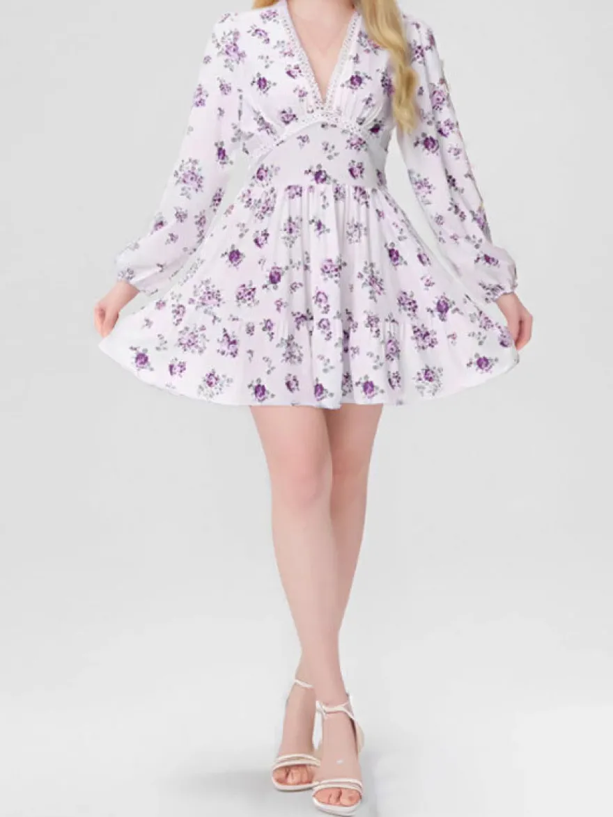 Robe d'été blanche élégante à manches longues et imprimé floral col en V idéale pour un rendez-vous galant.