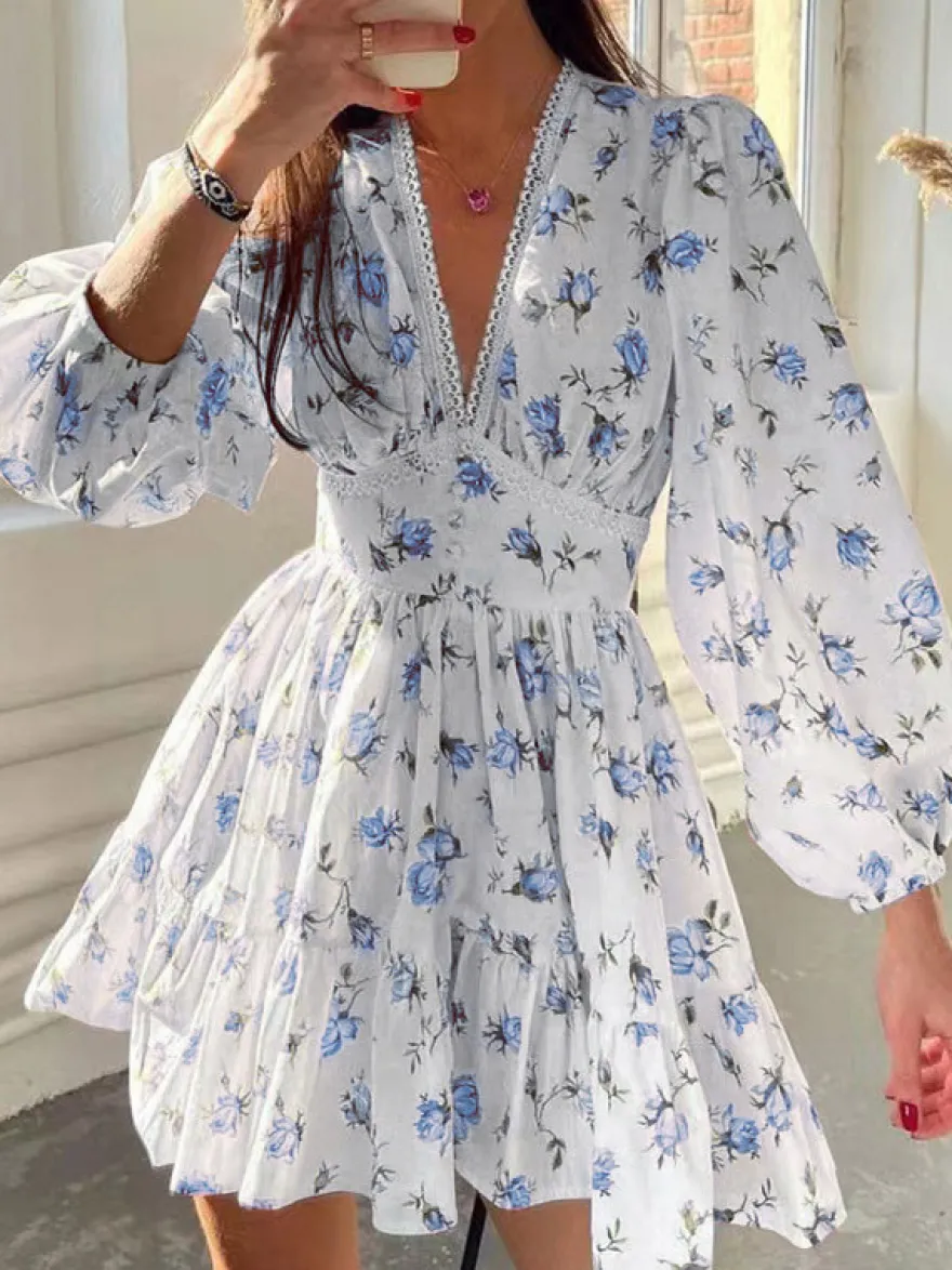 Robe d'été blanche élégante à manches longues et imprimé floral col en V idéale pour un rendez-vous galant.