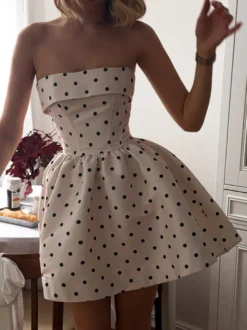 Robe d'été blanche élégante mini sans manches dos nu à pois sans bretelles pour une soirée en amoureux