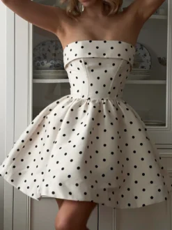 Robe d'été blanche élégante mini sans manches dos nu à pois sans bretelles pour une soirée en amoureux