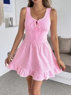 Robe d'été bleue mini à lacets sans manches et dos nu longueur genou idéale pour une soirée en amoureux