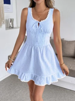 Robe d'été bleue mini à lacets sans manches et dos nu longueur genou idéale pour une soirée en amoureux