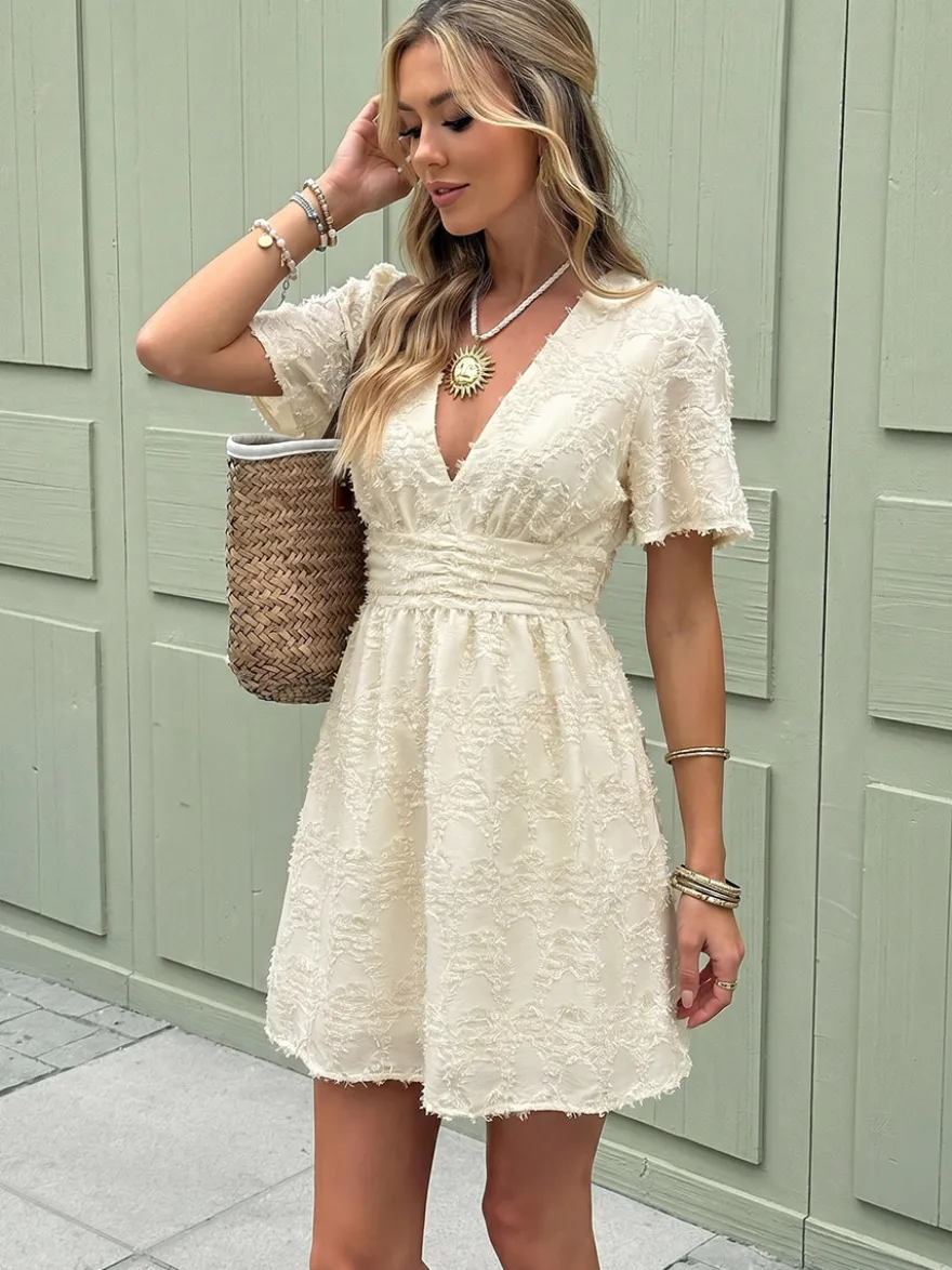 Robe d'été courte et ample couleur abricot clair texture plumes 3D col en V manches à volants taille élastique.