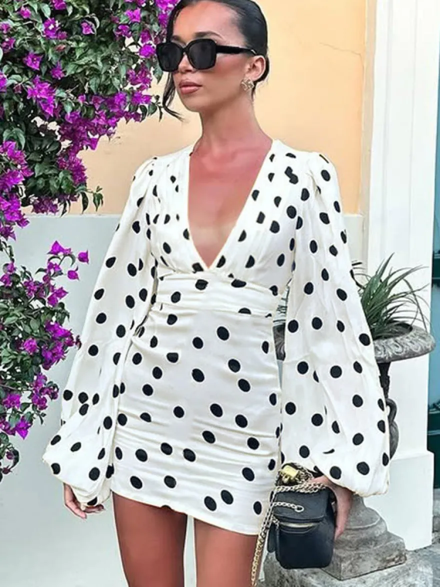 Robe d'été décontractée à manches longues col en V et manches bouffantes style mini à pois pour une soirée en amoureux.
