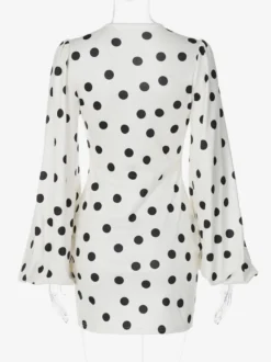 Robe d'été décontractée à manches longues col en V et manches bouffantes style mini à pois pour une soirée en amoureux.