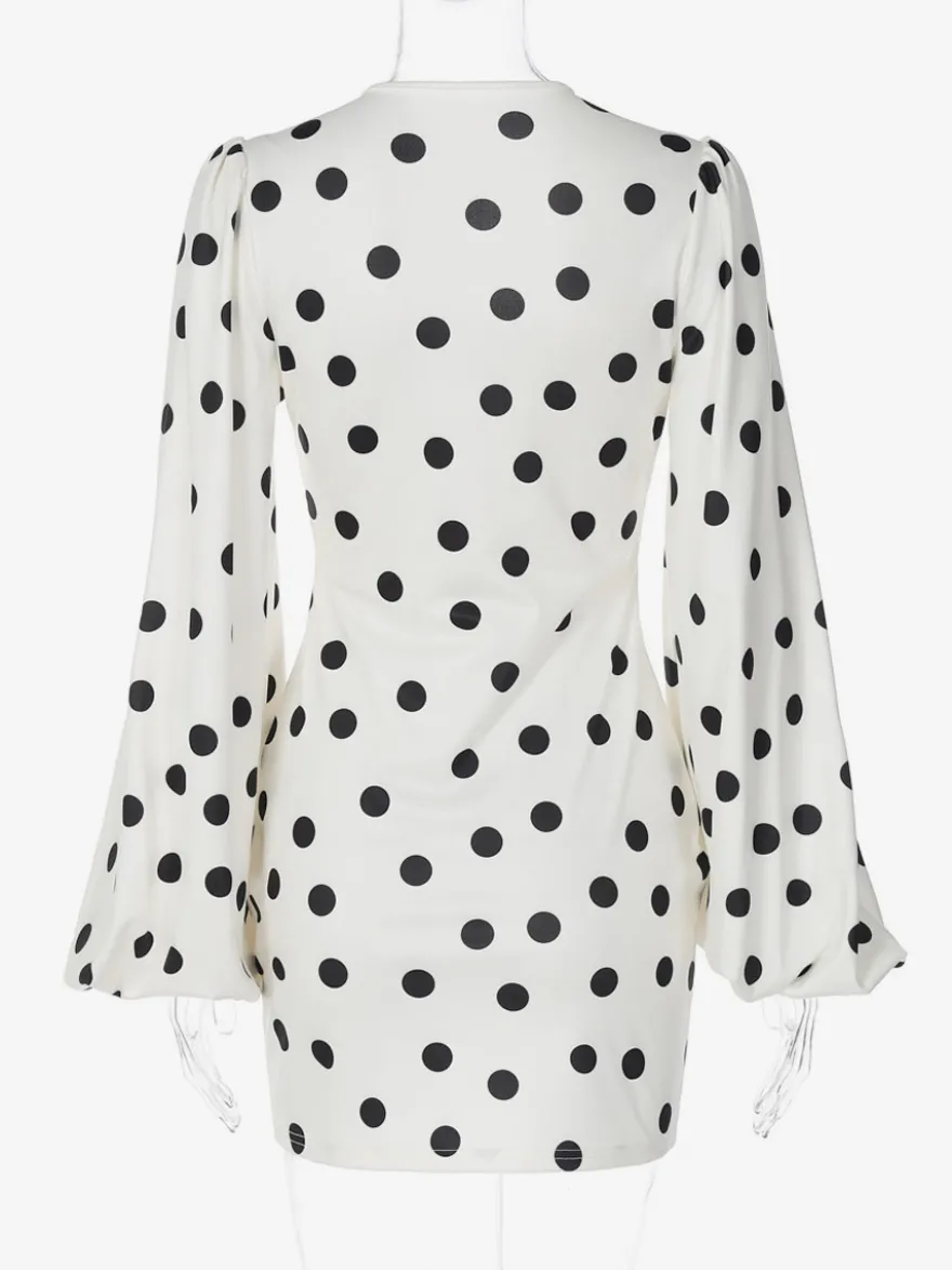 Robe d'été décontractée à manches longues col en V et manches bouffantes style mini à pois pour une soirée en amoureux.
