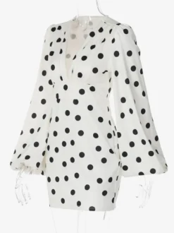 Robe d'été décontractée à manches longues col en V et manches bouffantes style mini à pois pour une soirée en amoureux.