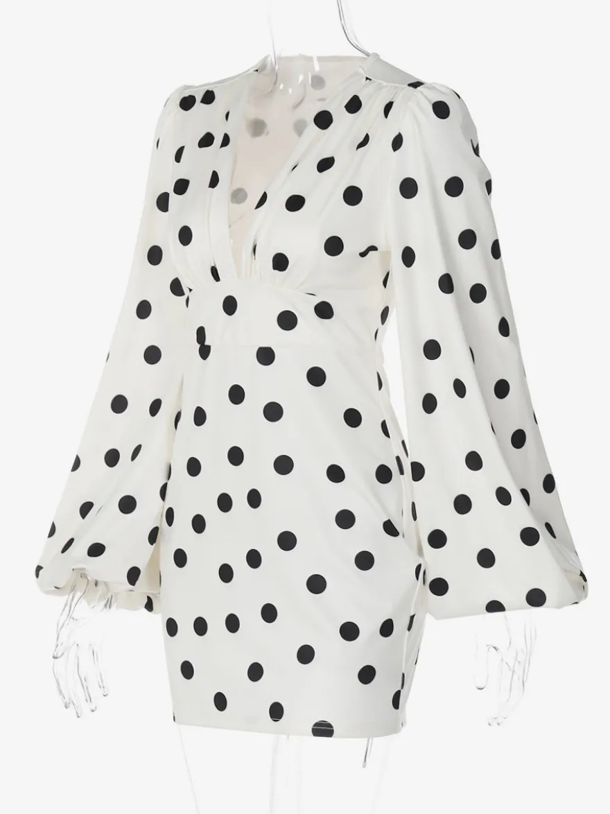Robe d'été décontractée à manches longues col en V et manches bouffantes style mini à pois pour une soirée en amoureux.