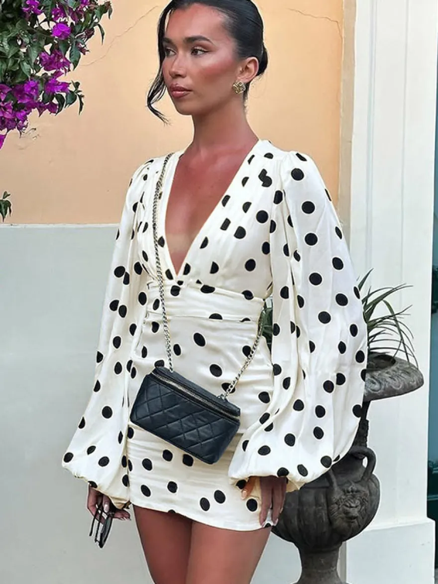 Robe d'été décontractée à manches longues col en V et manches bouffantes style mini à pois pour une soirée en amoureux.