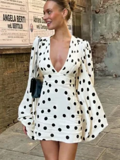 Robe d'été décontractée à manches longues col en V et manches bouffantes style mini à pois pour une soirée en amoureux.