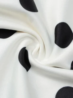 Robe d'été décontractée à manches longues col en V et manches bouffantes style mini à pois pour une soirée en amoureux.