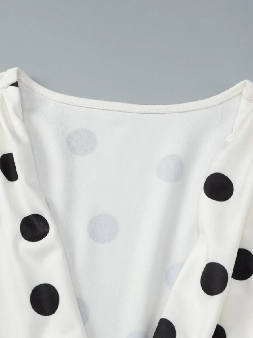 Robe d'été décontractée à manches longues col en V et manches bouffantes style mini à pois pour une soirée en amoureux.