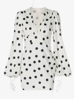 Robe d'été décontractée à manches longues col en V et manches bouffantes style mini à pois pour une soirée en amoureux.