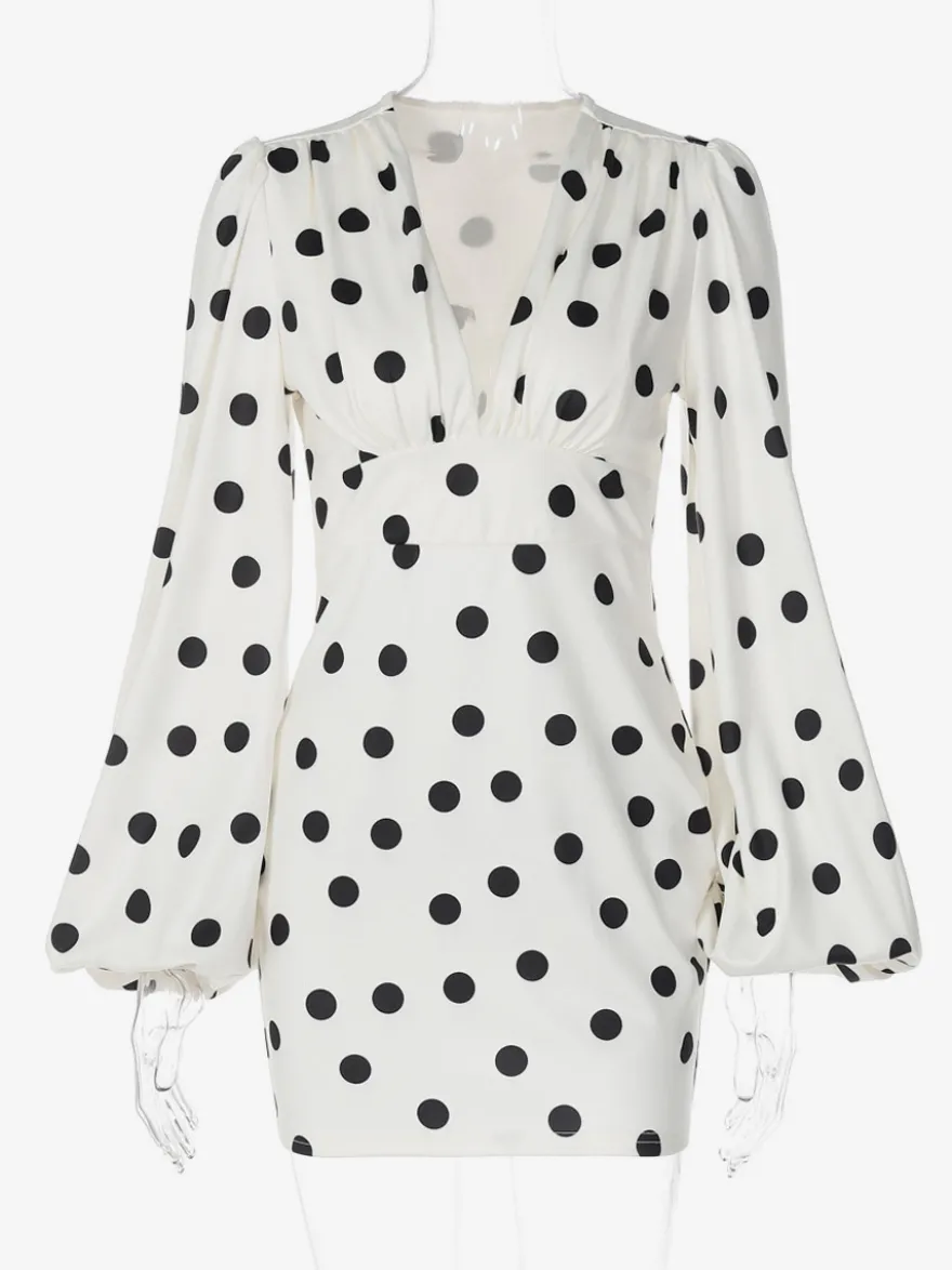 Robe d'été décontractée à manches longues col en V et manches bouffantes style mini à pois pour une soirée en amoureux.
