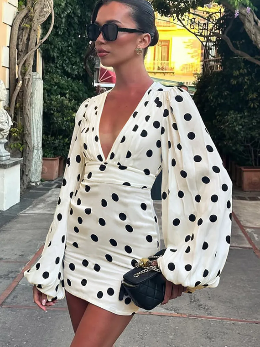 Robe d'été décontractée à manches longues col en V et manches bouffantes style mini à pois pour une soirée en amoureux.