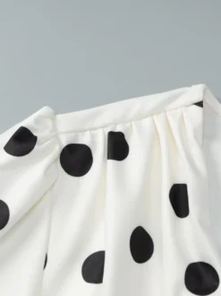 Robe d'été décontractée à manches longues col en V et manches bouffantes style mini à pois pour une soirée en amoureux.