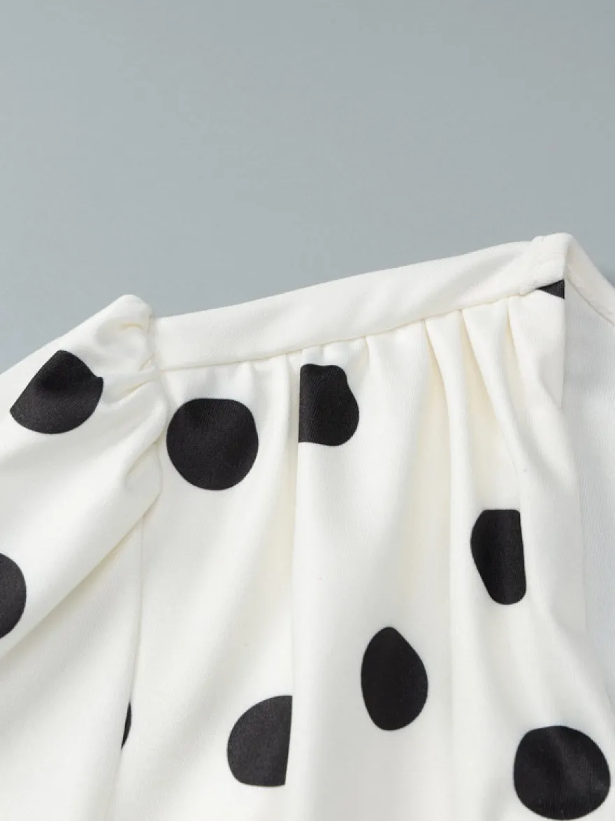 Robe d'été décontractée à manches longues col en V et manches bouffantes style mini à pois pour une soirée en amoureux.