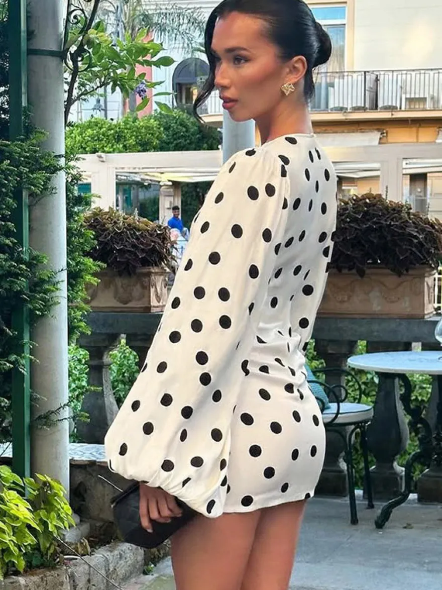 Robe d'été décontractée à manches longues col en V et manches bouffantes style mini à pois pour une soirée en amoureux.