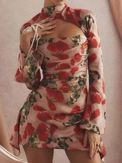 Robe d'été à imprimé floral manches longues épaules dénudées et dos nu idéale pour les soirées.