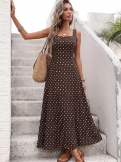Robe d'été longue à pois marron bretelles spaghetti coupe fluide style évasé.