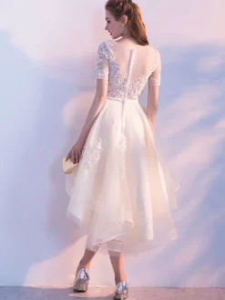 Robe fête de la rentrée A-ligne en tulle champagne col rond avec ceinture asymétrique