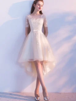 Robe fête de la rentrée A-ligne en tulle champagne col rond avec ceinture asymétrique