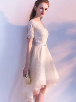 Robe fête de la rentrée A-ligne en tulle champagne col rond avec ceinture asymétrique