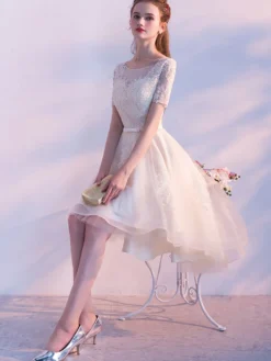 Robe fête de la rentrée A-ligne en tulle champagne col rond avec ceinture asymétrique