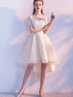 Robe fête de la rentrée A-ligne en tulle champagne col rond avec ceinture asymétrique
