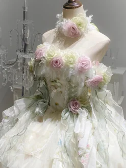 Robe Lolita féerique ornée de fleurs blanches de nœuds et de volants.