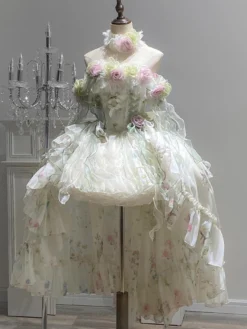 Robe Lolita féerique ornée de fleurs blanches de nœuds et de volants.