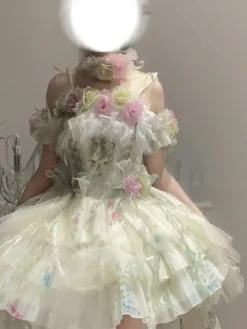 Robe Lolita féerique ornée de fleurs blanches de nœuds et de volants.