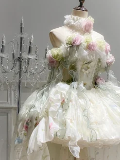 Robe Lolita féerique ornée de fleurs blanches de nœuds et de volants.