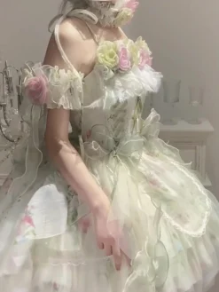 Robe Lolita féerique ornée de fleurs blanches de nœuds et de volants.