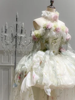 Robe Lolita féerique ornée de fleurs blanches de nœuds et de volants.
